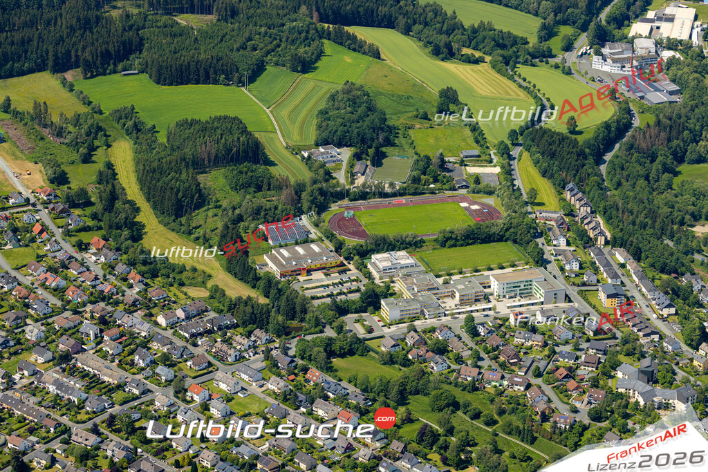 Das Luftbild zeigt : Fussballplatz Naila - Die Luftaufnahme wurde 2024 vom UL-Flugzeug aus erstellt ( keine Drohne ) - Hochauflösende Luftaufnahme - Für grossformatige Ausdrucke geeignet. Die Geschenkidee !Mit Lizenz und Bildrechte bestellbar