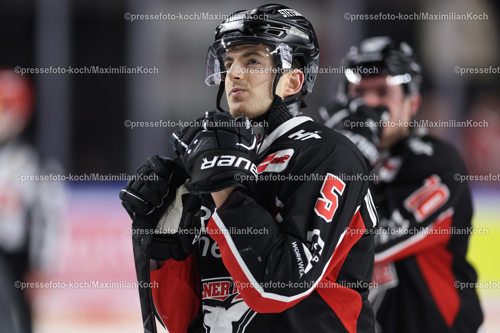 KEC22122401090 | 22.12.2024, Eishockey, DEL, Kölner Haie - Straubing Tigers, Spieltag 29, Lanxess-Arena Köln: Enttäuschte Gesichter bei den Haien nach der 3:4 Niederlage. Enttäuschung bei Robin van Calster (Kölner Haie #5)