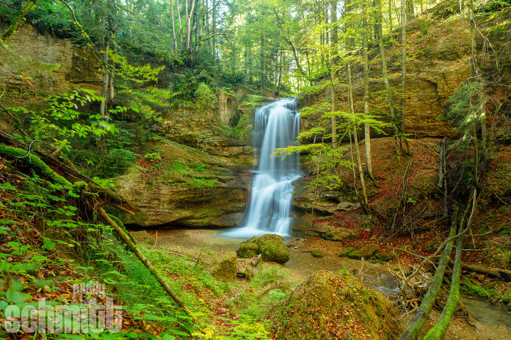 Hasenreuter Wasserfall im Westallgäu | Der Hasenreuter Wasserfall im Westallgäu, eingebettet in eine idyllische und ursprüngliche Waldlandschaft. Das herabfließende Wasser macht diesen stillen Ort zu einem besonderen Naturerlebnis. - Realisiert mit Pictrs.com