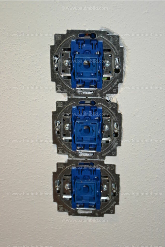 bib-lg17-elektroinstallation-0229 | Nach LV-Leistungsgruppen sortierte Detailfotos über den Bau eines Hauses. Alle Hausbau-Bilder direkt vom Urheber und Autor der Website Haus-Selber-Bauen.com