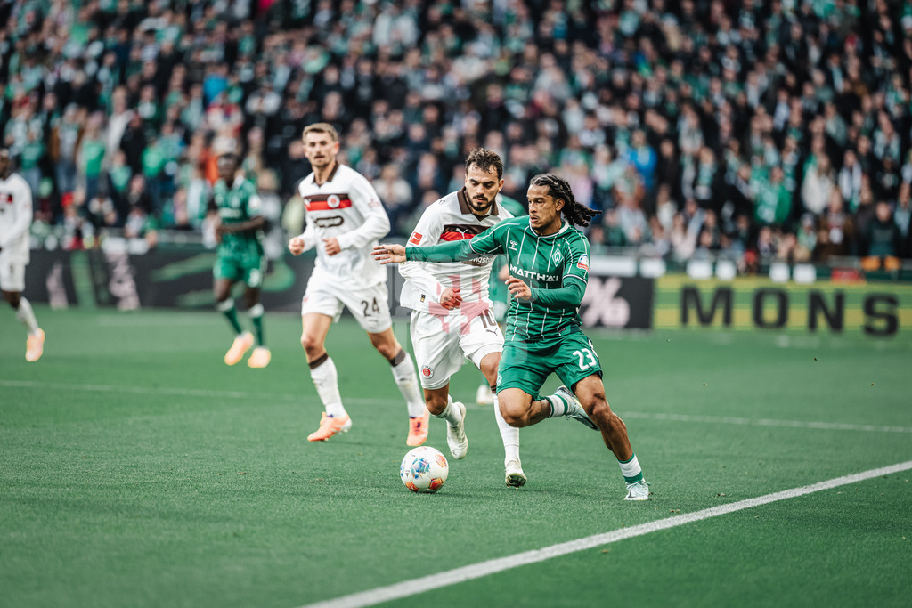 Fußball | Männer | Saison 2025/2026 | 1. Fußball-Bundesliga | 6. Spieltag | SV Werder Bremen vs. FC St. Pauli | 04.10.2025 | v.l. Danel Sinani (#10, FC St. Pauli) gegen Isaac Schmidt (#23, SV Werder Bremen)