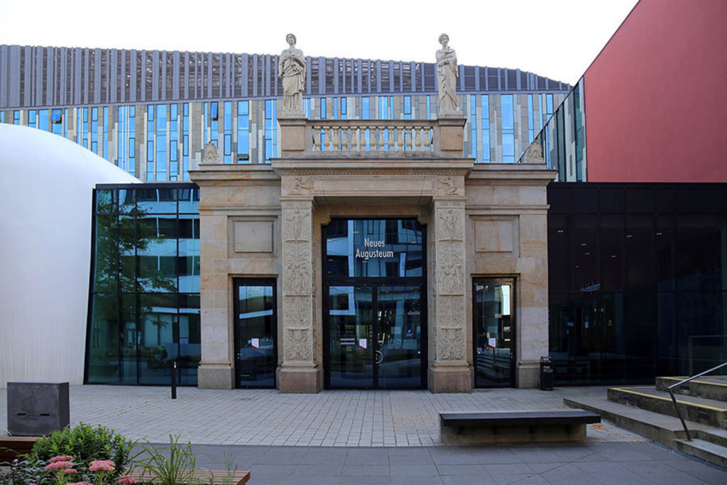 Schinkelportal | Das Team hinter BILDLEXIKON LEIPZIG bündelt historische wie aktuelle Informationen über die Stadt Leipzig in Text und Bild auf einer Plattform und stellt diese der interessierten Öffentlichkeit zur Verfügung.