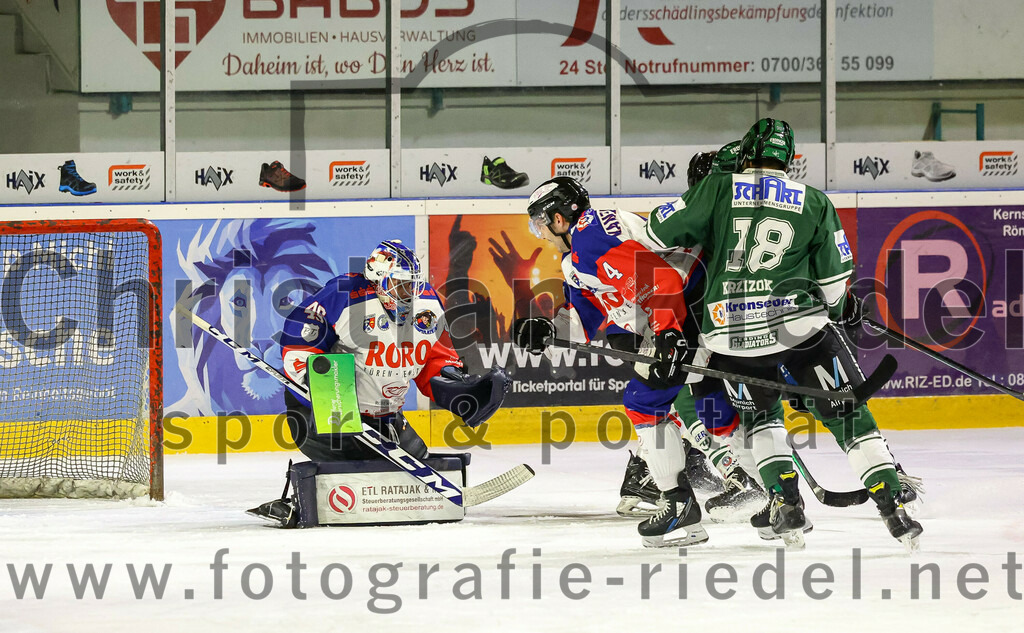 2023-11-03_016_TSV_Erding_gegen_ESC_Dorfen | Erding, Deutschland, 03.11.2023:
Eishockey, Bayernliga Vorrunde 2023 / 2024, 6. Spieltag, TSV Erding gegen ESC Dorfen, Endergebnis: 11:3

Torwart Maximilian Englbrecht (ESC Dorfen, #45), Alexander Kanzelsberger (ESC Dorfen, #4), Daniel Krzizok (Erding Gladiators, #18)

Foto: Christian Riedel / fotografie-riedel.net