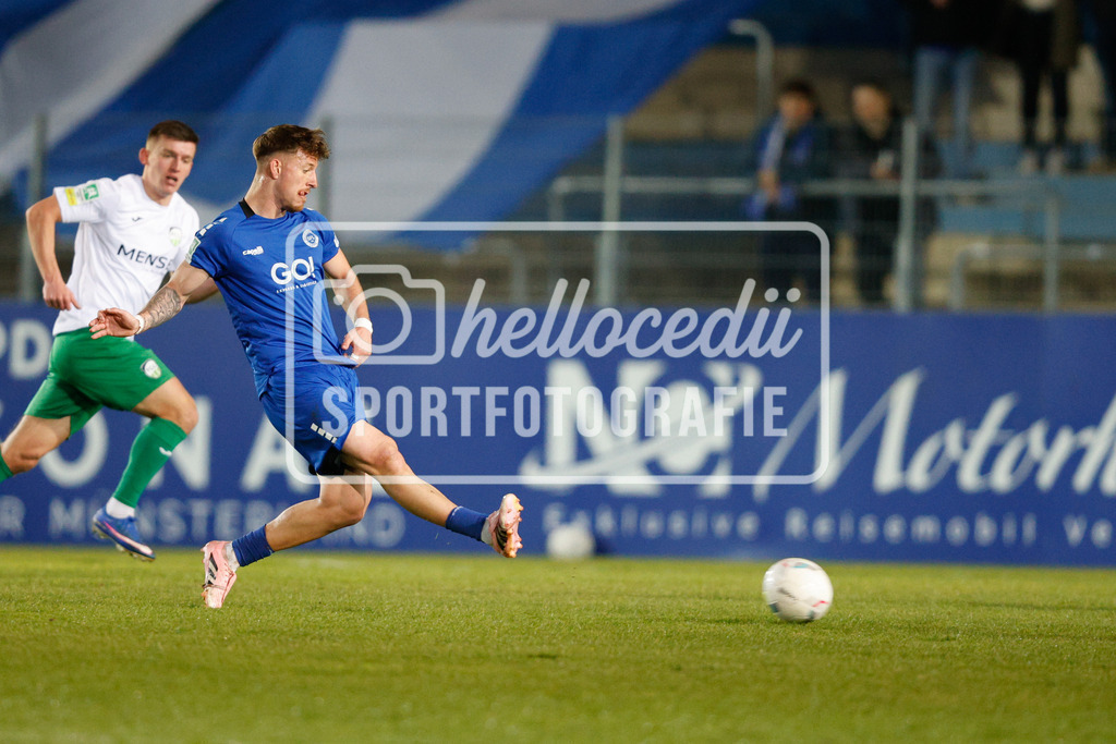 Fußball I Herren I Saison 2025-2026 I Krombacher Westfalenpokal I VfL Sportfreunde Lotte - FC Gütersloh-14 | Ben Klefisch (6, Sportfreunde Lotte) Passt den Ball zum Mitspieler - Realisiert mit Pictrs.com