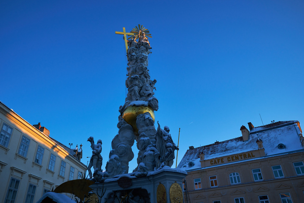 Dreifaltigkeitssäule - Pestsäule am Hauptplatz | Baden, Austria - December 03, 2023: Dreifaltigkeitssäule - Pestsäule am Hauptplatz. - Realisiert mit Pictrs.com