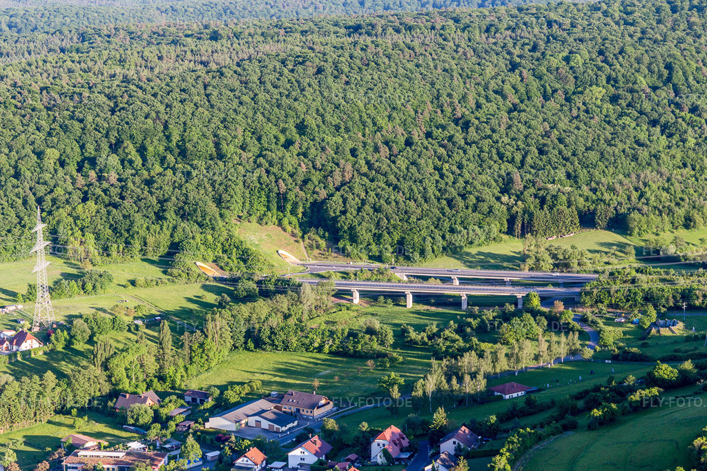 Luftbild: A70 Tunnelausfahrt im Ortsteil Limbach in Eltmann im Bundesland Bayern in Deutschland. Foto: IMG_100113.jpg vom 26.05.2017 durch Werner Riehm/FLY-FOTO.de