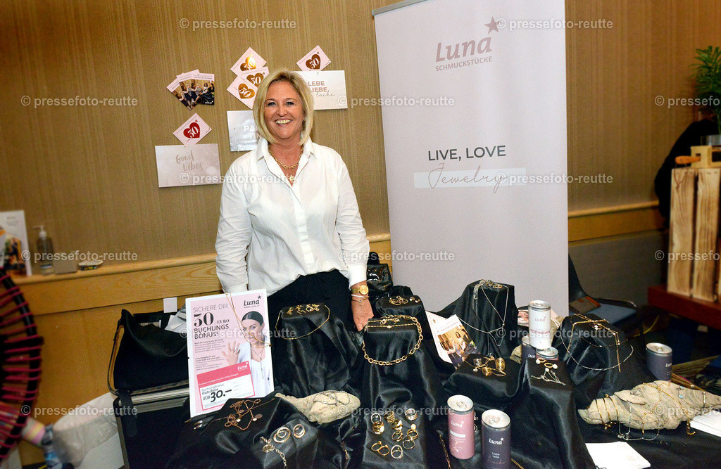 20-news-2022-Okt16-Frauenmesse-WB-LUNA_SCHMUCK-WTV_4990 | Info aus dem Bezirk Reutte/Ausserfern Tirol sowie eine umfangreiche Bilddatenbank über die gesamte Region: Lechtal, Talkessel Reutte, Tannheimertal, Zwischentoren. Lech, Plansee, Zugspitze, Grenztunnel, B179, Fernpassstraße, Verkehr, Lawinen, Tradition, - Realisiert mit Pictrs.com