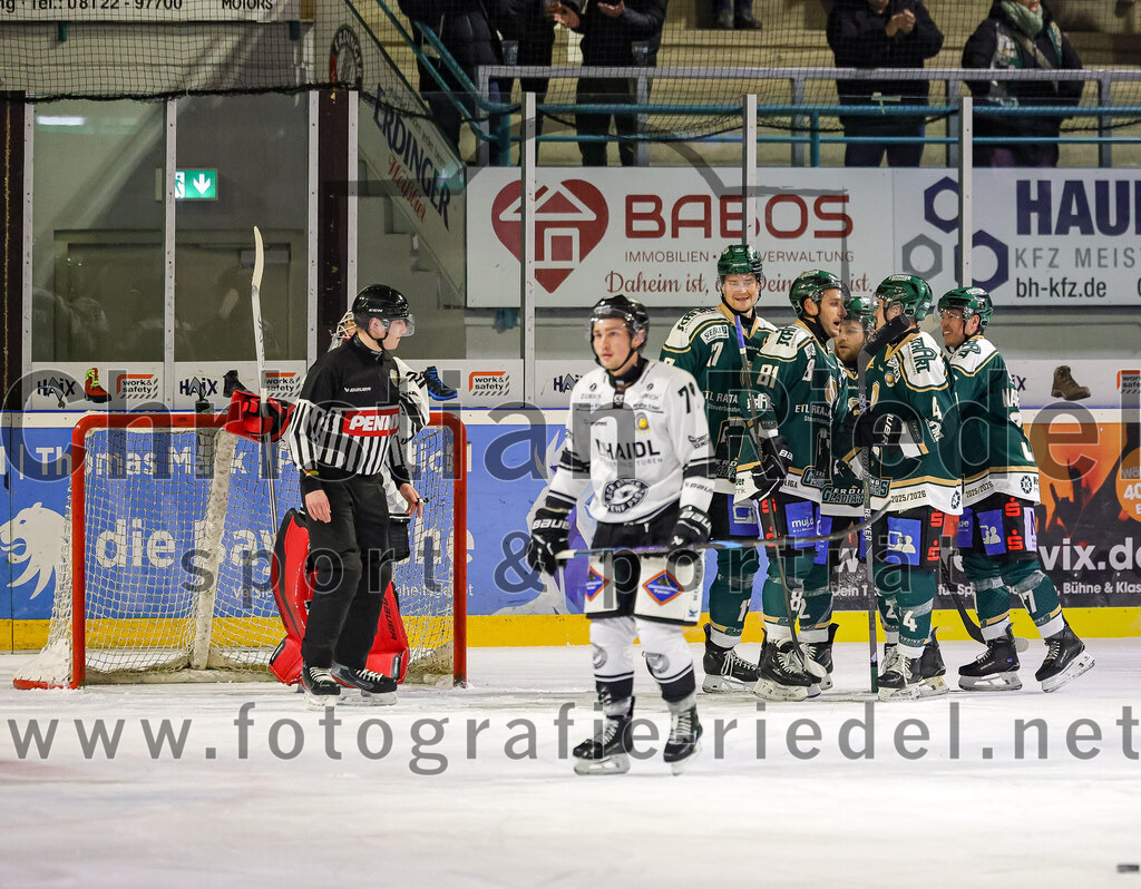 2025-11-25_093_TSV_Erding_gegen_EHF_Passau_Black_Hawks | Erding, Deutschland, 25.11.2025:Eishockey, Oberliga Süd 2025 / 2026, 20. Spieltag, TSV Erding gegen EHF Passau Black Hawks, Endergebnis: 2:3 n.V.Torwart Janik Engler (EHF Passau Black Hawks, #30), Elia Ostwald (Erding Gladiators, #17), Maximilian Forster (Erding Gladiators, #81), Jesse Kauhanen (Erding Gladiators, #4), Thomas Matheson (Erding Gladiators, #37)Foto: Christian Riedel / fotografie-riedel.net