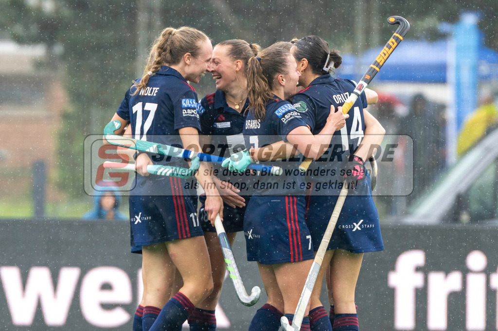 Final4_20240518-1448-0079 | Bonn, Deutschland, 18.05.2024: Lilly Soffelsma (Duesseldorfer HC), Sophia Schwabe (Duesseldorfer HC), Selin Oruz (Duesseldorfer HC) in Aktion waehrend des Spiels der Deutsche Feldhockey-Meisterschaften 2024 zwischen Final 4 Damen Der Club an der Alster - Düsseldorfer HC im Bonner THV am 18.05.2024 in Bonn, Deutschland. (Foto von Stephan Fehrmann)

Bonn, Germany, 18.05.2024: Lilly Soffelsma (Duesseldorfer HC), Sophia Schwabe (Duesseldorfer HC), Selin Oruz (Duesseldorfer HC) in action during the game of Deutsche Feldhockey-Meisterschaften 2024 between Final 4 Damen Der Club an der Alster - Düsseldorfer HC in Bonner THV at 18.05.2024 in Bonn, Deutschland. (Foto from Stephan Fehrmann)