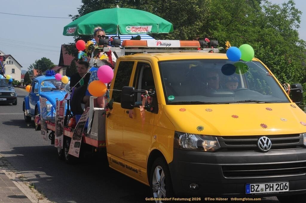 Geißmannsdorf-2026-Festumzug-173 | Festumzug in Geißmannsdorf bei Bischofswerda im Juni 2026. Fotografische Eindrücke und Momentaufnahmen vom Festumzug anläßlich des 800-jährigen Bestehens von Geißmannsdorf - mit Teilnehmern und Gästen, Strohpuppen und geschmückten Vorgärten und Grundstücken - Realisiert mit Pictrs.com