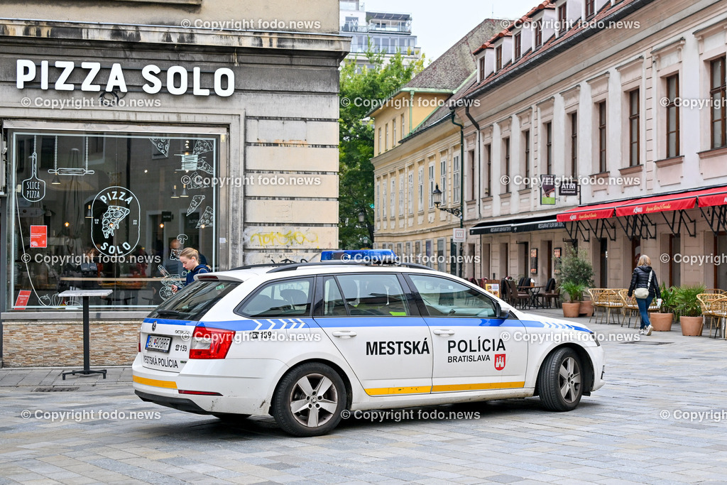 Slowakei_ Bratislavsky kraj_ Bratislava_ 08.10.2024-21 | 08.10.2024, Slowakei, SVK, Bratislavsky kraj, Bratislava, im Bild Bratislava, Stadtansichten, Gebauede, Sehenswurdigkeiten, Tourismus, Touristen, Cafe, Denkmal, Strasse, Donau, Bruecke, Schiff, Burg, Hrad, Ufo, Restaurant, Souvenier, Menschen, Bahnhof, Zug, Hauptstadt