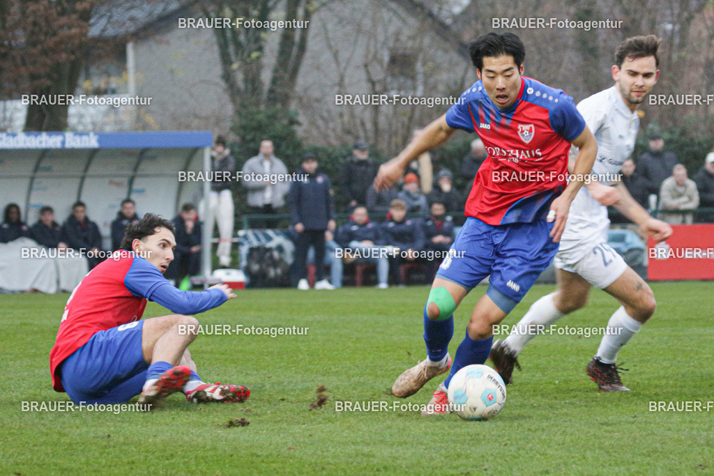 VFL Jüchen Garzweiler - KFC Uerdingen | Jüchen, Deutschland, 20.09.2025 Seongsun You (KFC Uerdingen) im Kampf um den Ball während des Oberliga Niederrhein Spiels zwischen VFL Jüchen Garzweiler KFC Uerdingen auf der Bezirkssportanlage am 13. Dezember 2025 in Jüchen,  Deutschland. (Foto von Ralph Görtz /Brauer-Fotoagentur)