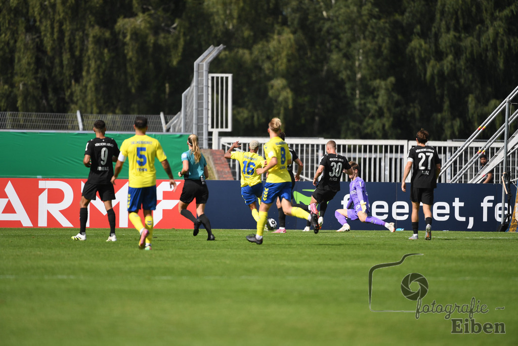 SV Atlas-Delmenhorst-Borussia Mönchengladbach | DFB-Pokal 1. Runde;SV Atlas Delmenhorst (gelb)-Borussia Mönchengladbach (schwarz) am 17.08.2025 in Oldenburg (Marschweg-Stadion), Photo: Philip Eiben 2025 - Realisiert mit Pictrs.com
