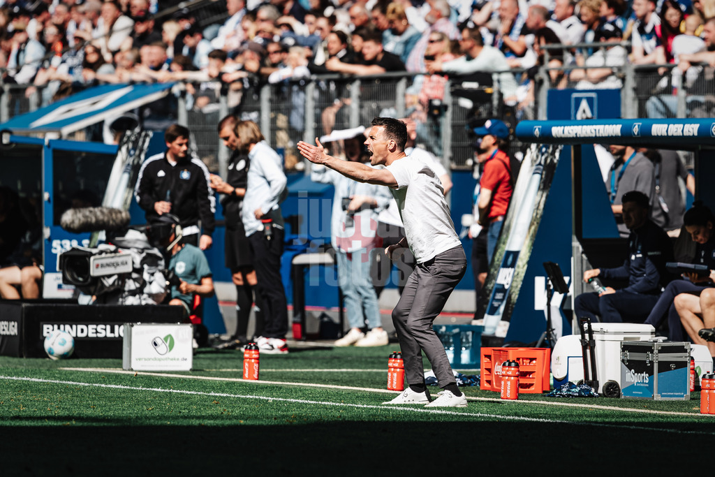Fußball | Männer | Saison 2024/2025 | 2. Fußball-Bundesliga | 31. Spieltag | Hamburger SV vs. Karlsruher SC | 27.04.2025 | Trainer Christian Eichner (Karlsruher SC)