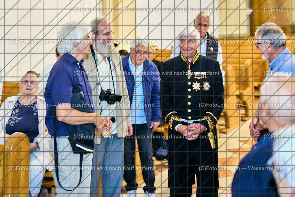 ALP3912_Jeanne de Ferrette_Kranzniederlegung_Grabplatte_Hildebrand | (C)FotoLois.com, Alois Spandl, 700stes Hochzeitsjubiläum - Albrecht II. mit Johanna von Pfirt in Thann (FR) im März 2024. Empfang des Organistionskommitees aus der Region Ferrette (Pfirt)/Thann aus dem Elsass mit Empfang durch die Stadtgemeinde und Bezirkshauptmannschaft Scheibbs im Schloss Scheibbs und anschließender Kranzniederlegung in der Kartausenkirche über der Krypta des Gründerehepaares durch Mitglieder des Templer Ordens im Beisein von Mitgliedern der Goldhaubengruppen, Fr 22. September 2023.