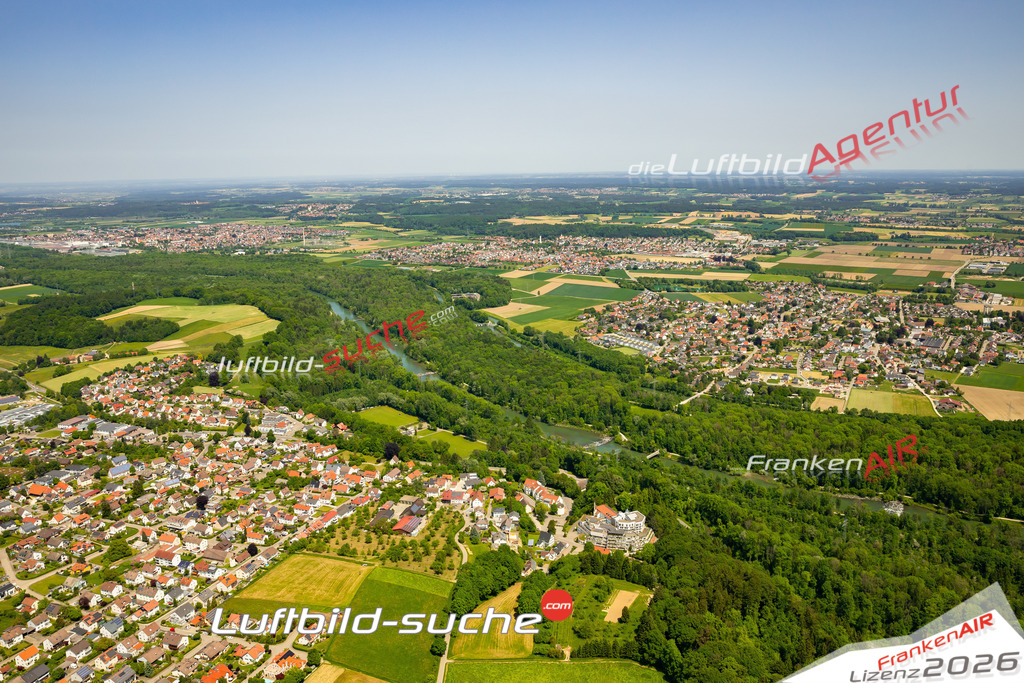 Das Luftbild zeigt Au Illertissen - Die Luftaufnahme wurde 2023 vom UL-Flugzeug aus erstellt ( keine Drohne ) - Hochauflösende Luftaufnahme - Für grossformatige Ausdrucke geeignet. Die Geschenkidee !Mit Lizenz und Bildrechte bestellbar