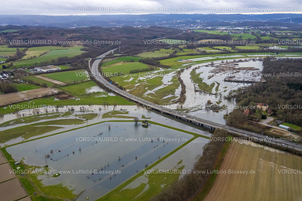 Schwerte231201466 | Luftbild, Ruhrhochwasser, Weihnachtshochwasser 2023, Fluss Ruhr tritt nach starken Regenfällen über die Ufer, Überschwemmungsgebiet an der Autobahn A45 mit Schwerte Ergste Autobahnbrücke, Bäume und einzelnes Haus im Wasser, Wandhofen, Schwerte, Ruhrgebiet, Nordrhein-Westfalen, Deutschland