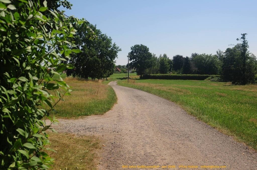 Geißmannsdorf-2026-Ortsbilder-635 | Geißmannsdorf bei Bischofswerda im Sommer 2026. Ein fotografischer Streifzug durch das Dorf Geißmannsdorf, mit Gebäuden, Straßen, Strohpuppen und geschmückten Vorgärten und Grundstücken anlässlich der 800-Jahr-Feier von Geißmannsdorf im Juni 2026 - Realisiert mit Pictrs.com