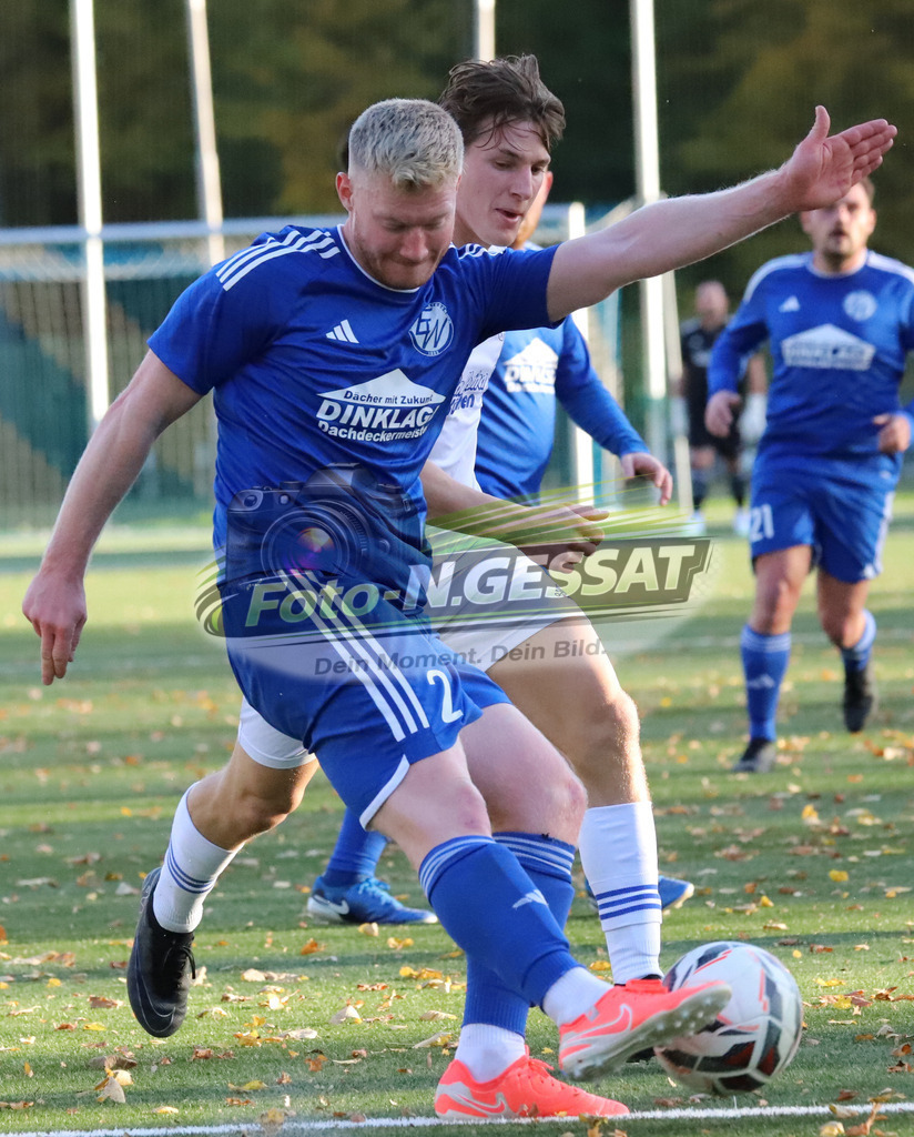 TuS Bruchmühlen - SV Enger-Westerenger | Auf dem Bild zu sehen: weiß TuS Bruchmühlen: Tim Müller ; blau SV Enger-Westerenger: Kieren ForwardTuS Bruchmühlen, SV Enger-Westerenger, Saison 25/26, Kreisliga A, Bruchmühlen, Deutschland - Realisiert mit Pictrs.com