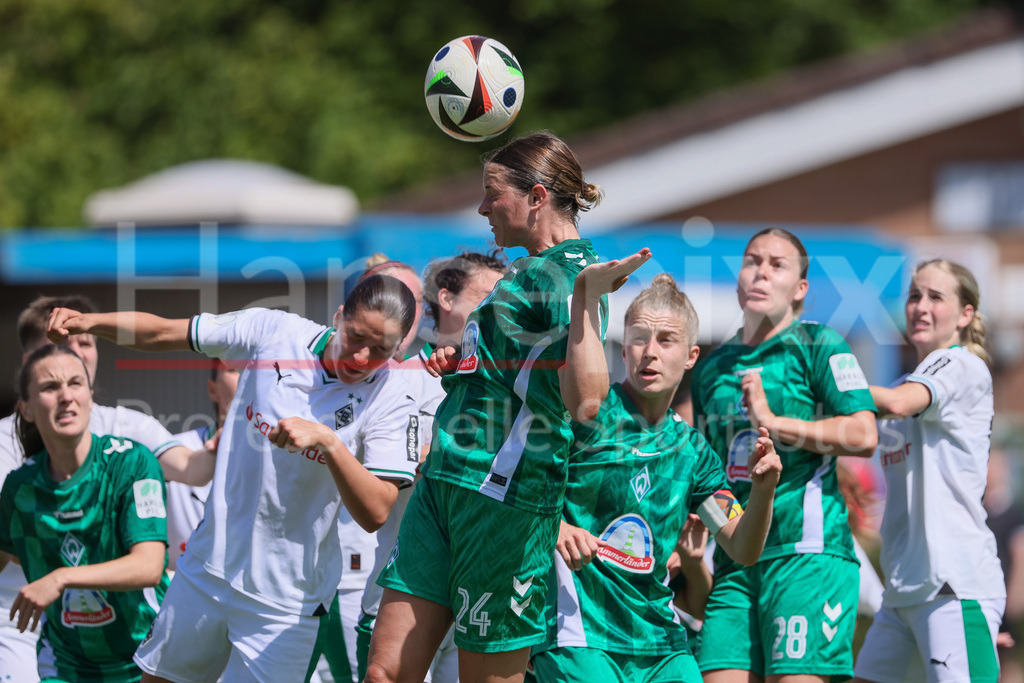 Fussball, Testspiel Frauen, Borussia Mönchengladbach - SV Werder Bremen | v.li.: Lara Schmidt (SV Werder Bremen, 24) im Kopfballduell, Kopfball, Zweikampf, Action, Aktion, Spielszene