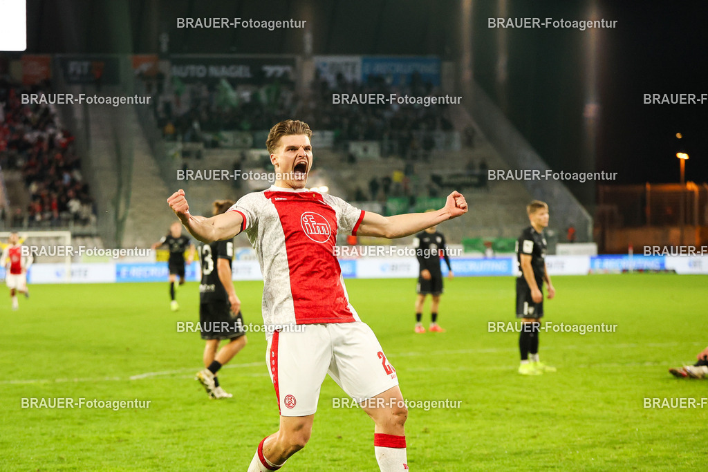 Rot-Weiss Essen - 1.Fc Schweinfurt | Essen, Deutschland, 02.11.2025 Marek Jansen  (Rot-Weiss Essen) Torjubel nach dem 2:1während des 3.Liga Spiels zwischen  Rot-Weiss Essen und 1.Fc Schweinfurt am 02.11.2025 im Stadion an der Hafenstraße in Essen. (Foto von Timo Bluhmki-Schmidt/Brauer Fotoagentur