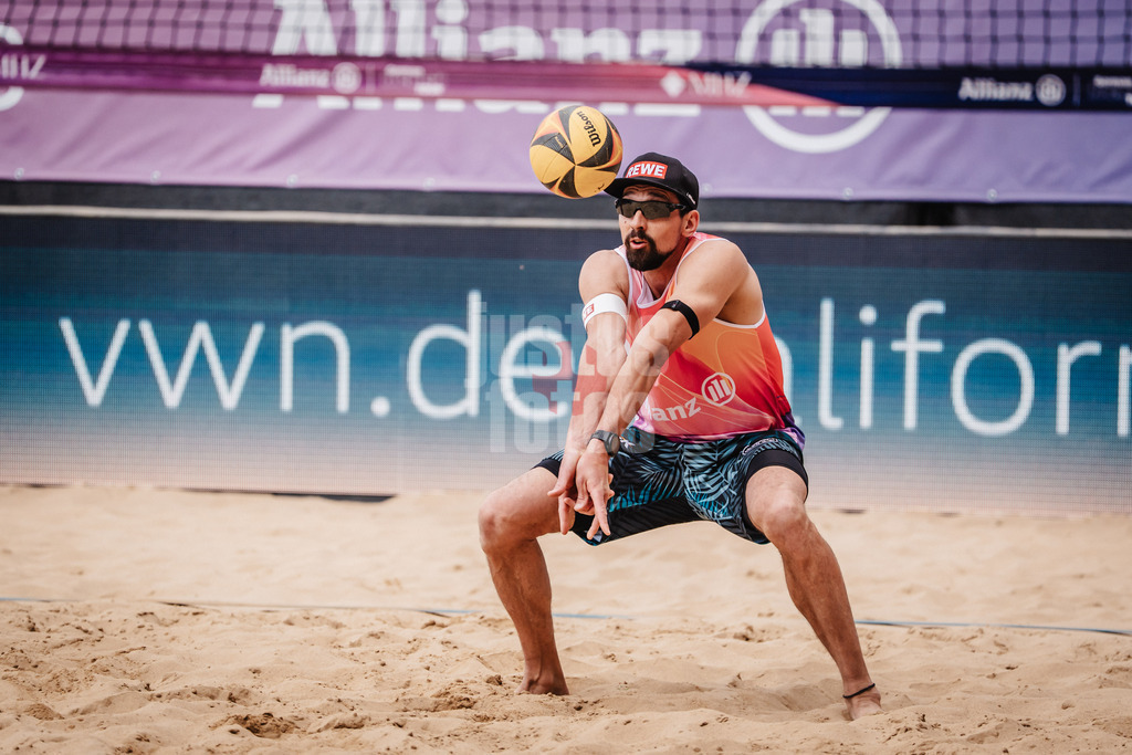 Beachvolleyball | Männer | Allianz German Beach Tour 2025 | Tourstop Düsseldorf | 15.05.2025 | Jonathan Erdmann nimmt den Ball an