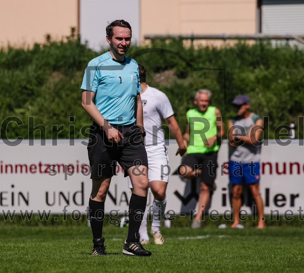 2023-08-19_030_FC_Moosinning_gegen_SV_Reichertsheim | Moosinning, Deutschland, 19.08.2023:
Fußball, Bezirksliga Oberbayern Ost 2023 / 2024, 5. Spieltag, FC Moosinning gegen SV Reichertsheim, Endergebnis: 0:4

Schiedsrichter Franz-Josef Möller

Foto: Christian Riedel / fotografie-riedel.net