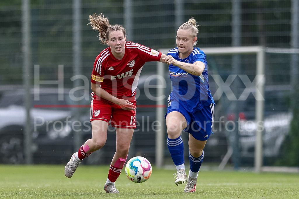 Fussball, Aufstiegsspiel Regionalliga Nord Frauen, SpVg Aurich - SSC Hagen Ahrensburg | v.li.: Jule Kersten (SpVg Aurich, 13) und Vivian Philipkowski (SSC Hagen Ahrensburg, 21) im Zweikampf, Duell, Dynamik, Aktion, Action, Spielszene