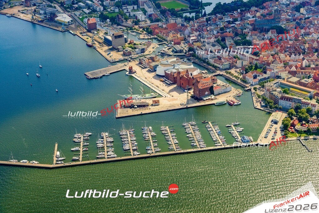 Klassische Luftaufnahme ohne Drohne zeigt:Hafen bei Stralsund - Die Luftbildaufnahme wurde 2025 vom UL-Flugzeug heraus erstellt ( keine Drohnenaufnahme ) - Hochauflösende Luftaufnahme -Nicht vergleichbar mit Google Maps oder Satelittenbilder- Die Geschenkidee !Mit Lizenz und Bildrechte bestellbar