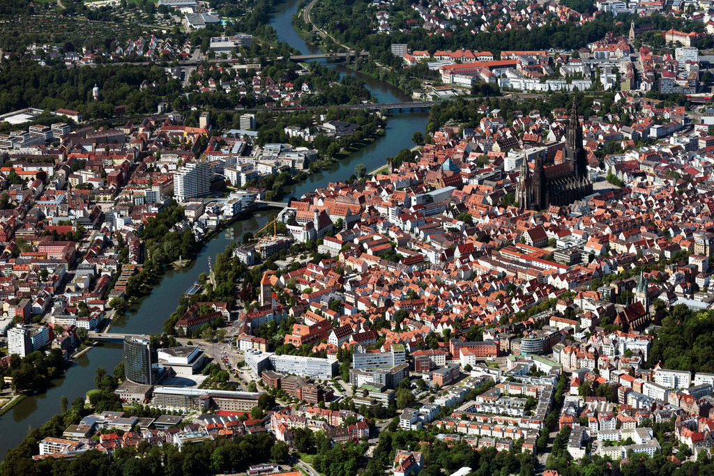 dr__0067041.jpg | ULM 17.06.2021 Stadtansicht des Innenstadtbereiches mit Ulmer Münster  in Ulm im Bundesland Baden-Württemberg, Deutschland. // City view of downtown area with Ulmer Muenster in Ulm in the state Baden-Wurttemberg, Germany. Foto: Daniel Reiter
