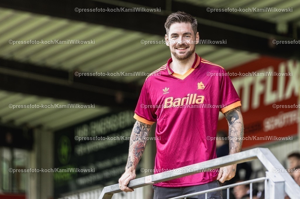 xKWI02082501005 | 02.08.2025, xkwix, Fußball, Regionalliga West, FC Gütersloh - 1. FC Bocholt, Ohlendorf Stadion im Heidewald: Sven Lesser (Leagues Moderator)