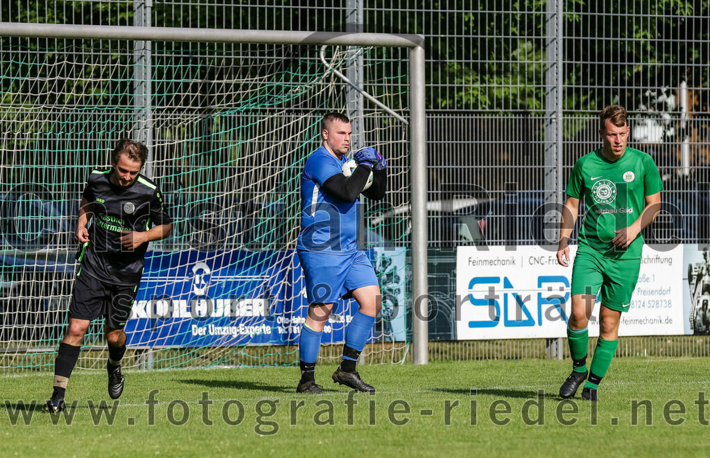2023-07-09_112_FC_Forstern_gegen_SpVgg_Neuching | Forstern, Deutschland, 09.07.2023:
Fußball, Kreisklasse 2023 / 2024, Testspiel, FC Forstern gegen SpVgg Neuching, Endergebnis: 2:4

Johann Schindlbeck (SpVgg Neuching, #5), Torwart Kilian Schaufler (FC Forstern, #1), Michael Simon (FC Forstern, #8)

Foto: Christian Riedel / fotografie-riedel.net