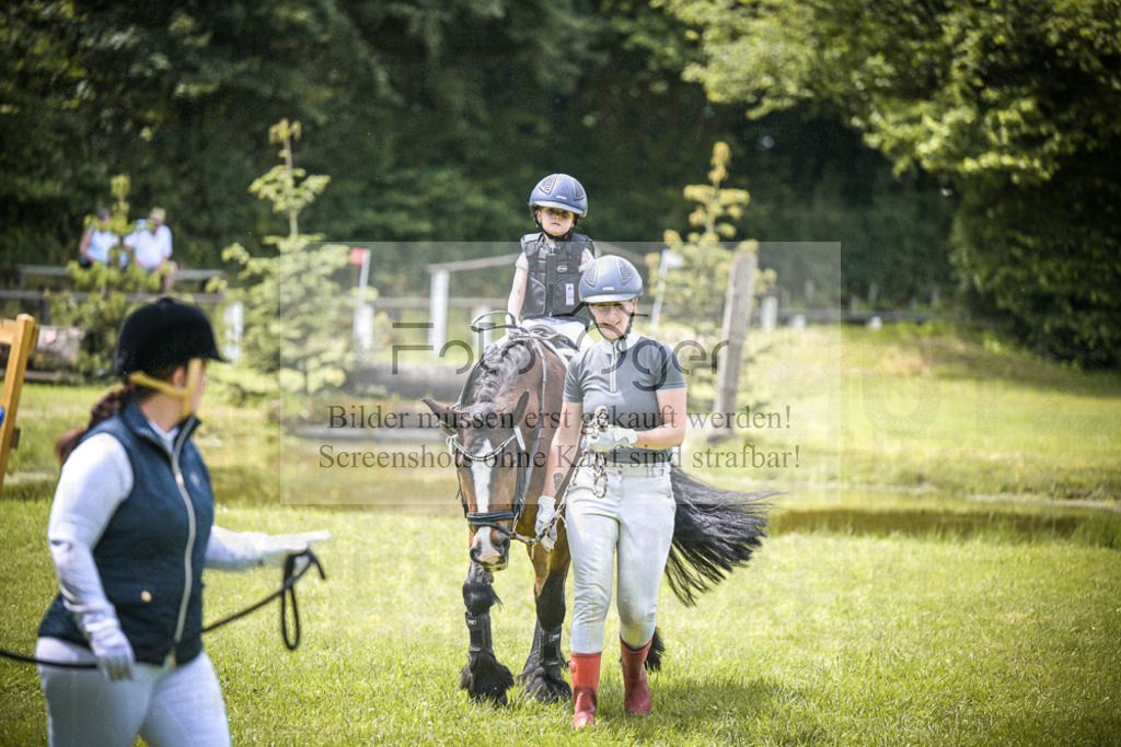 DOS_5150 | Entdecke hochwertige Reitturnierfotos von Foto Oger. Professionell, emotional und authentisch – jetzt Lieblingsmomente im Shop bestellen.Deutschlandweite Turnierfotografie. - Realisiert mit Pictrs.com
