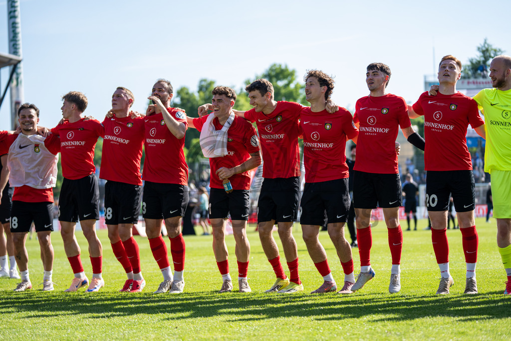 Stuttgarter Kickers vs. SG Sonnenhof Großaspach, Fussball, WFV-Pokal, Finale, 23.05.2026 | Team jubelt nach Abpfiff mit Fans, Zuschauern und Verantwortlichen,Stuttgarter Kickers vs. SG Sonnenhof Großaspach, Fussball, WFV-Pokal, Finale, 23.05.2026