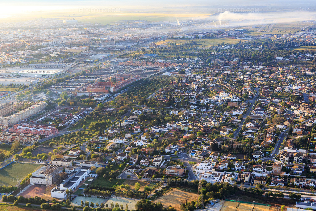 Aerial view: City view from the northwest in Dos Hermanas in the state Seville, Spain. – Photo: IMG_145690.jpg taken on 04/22/2025 by Werner Riehm/FLY-FOTO.com – Resolution of the original: 5472 x 3648 px