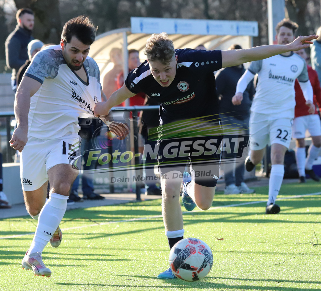VfL Holsen - Bünder SV | Auf dem Bild zu sehen: Schwarz VfL Holsen: Simon Petring ; weiß Bünder SV: Batuhan KaymakVfL Holsen, Bünder SV, Saison 25/26, Kreisliga A, Deutschland - Realisiert mit Pictrs.com