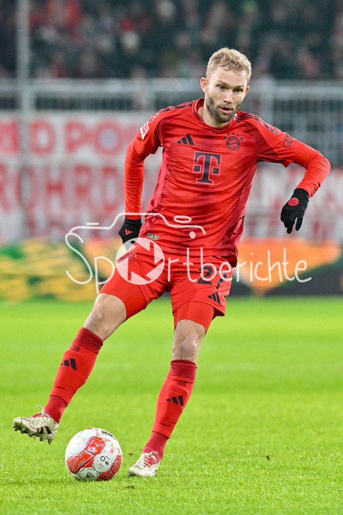 Augsburger Panther - EC VSV | am BAll Konrad LAIMER (FC Bayern Muenchen 27) / Freisteller / Einzelfoto / Testspiel: RB Salzburg - FC Bayern Muenchen, Red Bull Arena am 06.01.2025