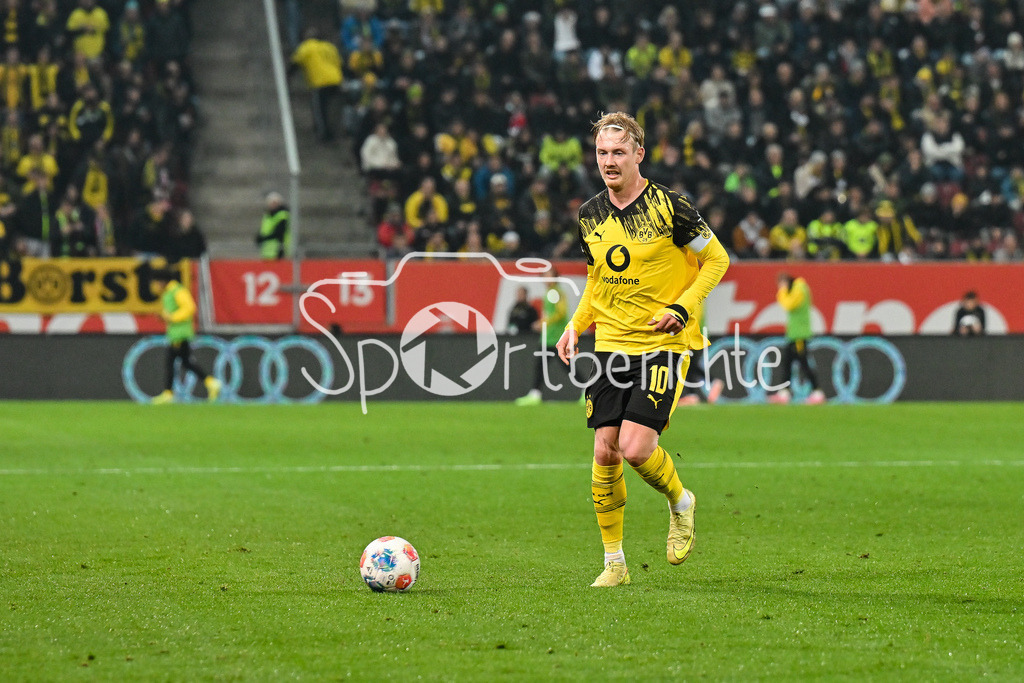 FC Augsburg - Borussia Dortmund | AUGSBURG, GERMANY - with ball Julian BRANDT (Borussia Dortmund 10) during the bundesliga match between FC Augsburg vs. Borussia Dortmund on matchday 9 at WWK Arena on October 31, 2025 in Augsburg, Germany / DFL REGULATIONS PROHIBIT ANY USE OF PHOTOGRAPHS AS IMAGE SEQUENCES AND/OR QUASI-VIDEO