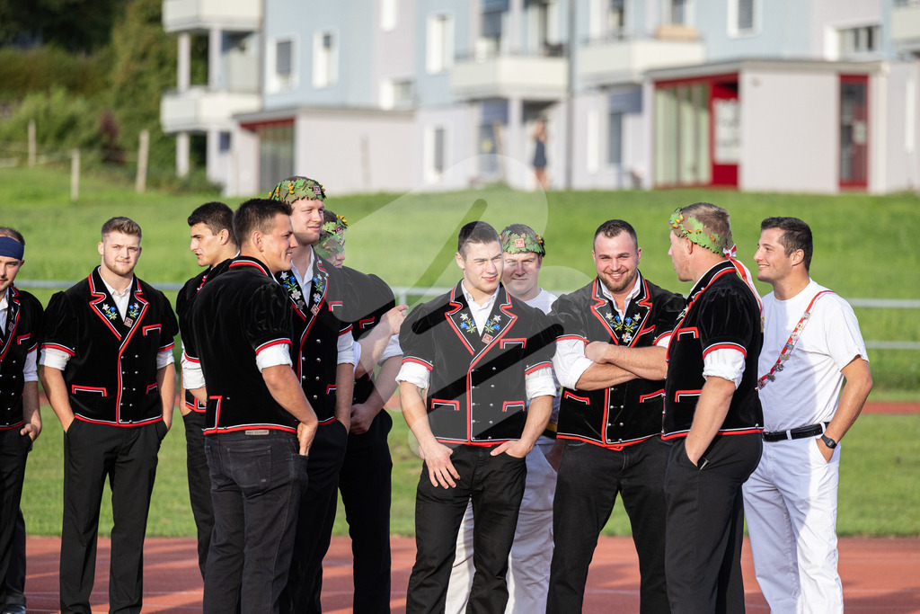 ESAF2025_Empfang_8341 | Die Schwinger des Schwyzer Kantonalen Schwingerverbandes: Fotos, die Dynamik und Leidenschaft festhalten, sowie emotionale Momente aus dem traditionellen Schwingsport zeigen. - Realisiert mit Pictrs.com