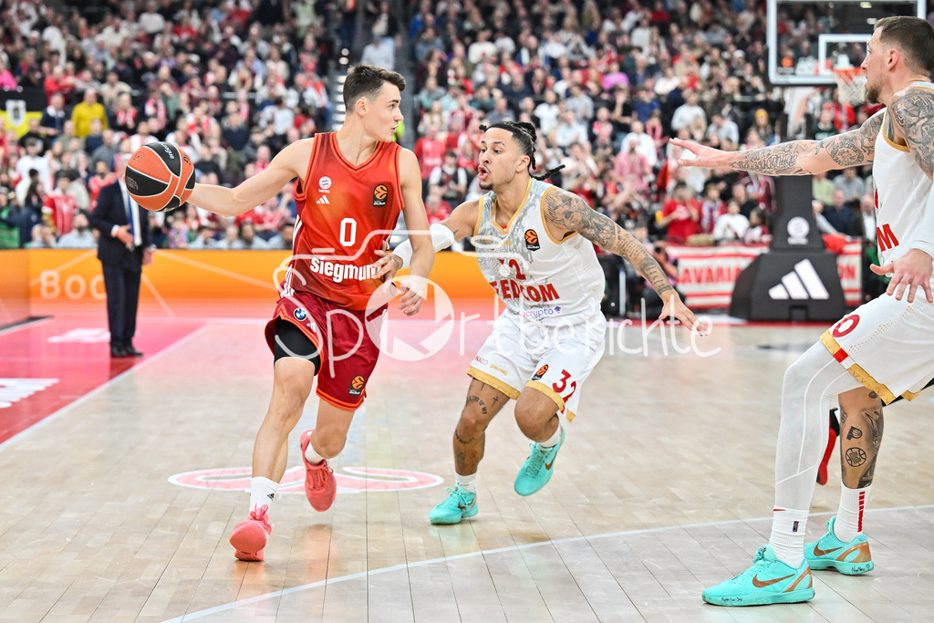 FC Bayern Basketball - AS Monaco Basket | MUNICH, GERMANY - 05. FEBRUARY: im Duell Neno DIMITRIJVIC (FC Bayern Basketball 0) und Matthew STRAZEL (AS Monaco Basket 32) während dem Match zwischen dem FC Bayern Basketball und dem AS Monaco Basket am 27. Spieltag der EuroLeague im SAP GARDEN