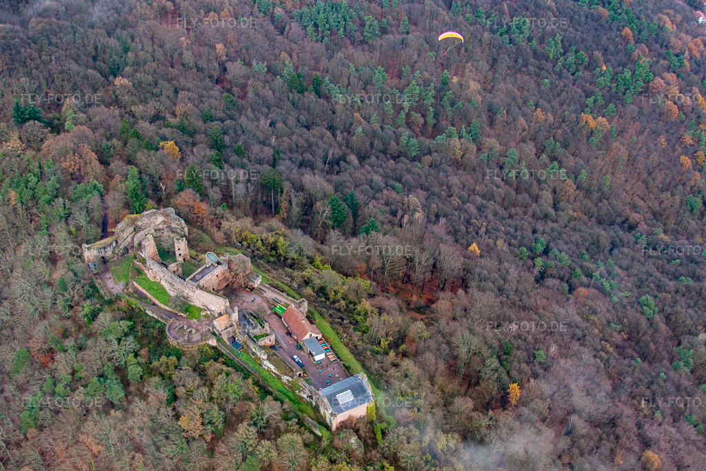 Luftbild: Die vom Wald umgebene Ruine und Mauerreste der ehemaligen Burganlage und Feste Madenburg in Eschbach im Bundesland Rheinland-Pfalz in Deutschland. Foto: IMG_61144.jpg vom 30.11.2013 durch Werner Riehm/FLY-FOTO.de