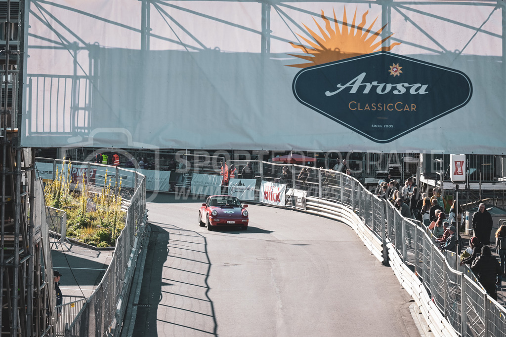 21. Arosa ClassicCar 2025 - 6. =September= 2025 | Aurel Toth aus Fraubrunnen (SUI) in einem Porsche 911 C4 aus dem Jahre 1990 mit Startnummer 218 am Arosa ClassicCar 2025 in der Kategorie Classic Trophy..@arosaclassiccar, @arosa.official, #arosaclassiccar, #arosa, #76curves, #classiccarBild: Sportfotografie Markus Aeschimann | www.markus-aeschimann.ch - Realisiert mit Pictrs.com