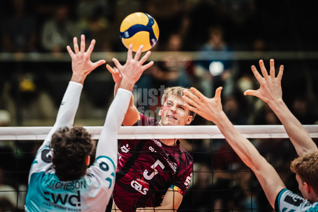Volleyball | Herren | Saison 2025/2026 | Volleyball Ligacup | SWD powervolleys Düren vs. Energiequelle Netzhoppers KW | 12.10.2024 | Ben Breiter (#5, Energiequelle Netzhoppers KW) beim Angriff