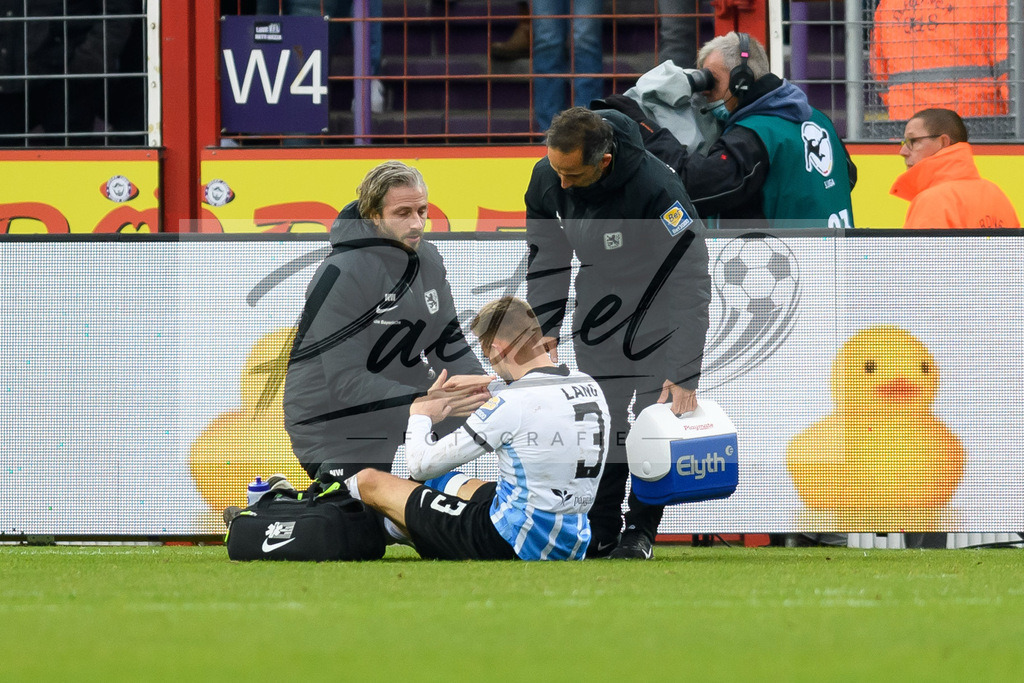 OSNTSV20211106_110 | Fussball, Herren: Niklas Lang (TSV 1860 Muenchen) wird behandelt bei dem Spiel der 3. Liga zwischen VfL Osnabrueck und TSV 1860 Muenchen im Stadion an der Bremer Bruecke am 06.11.2021 in Osnanbrueck, Deutschland.DFB / DFL REGULATIONS PROHIBIT ANY USE OF PHOTOGRAPHS AS IMAGE SEQUENCES AND/OR QUASI-VIDEO. - Realisiert mit Pictrs.com