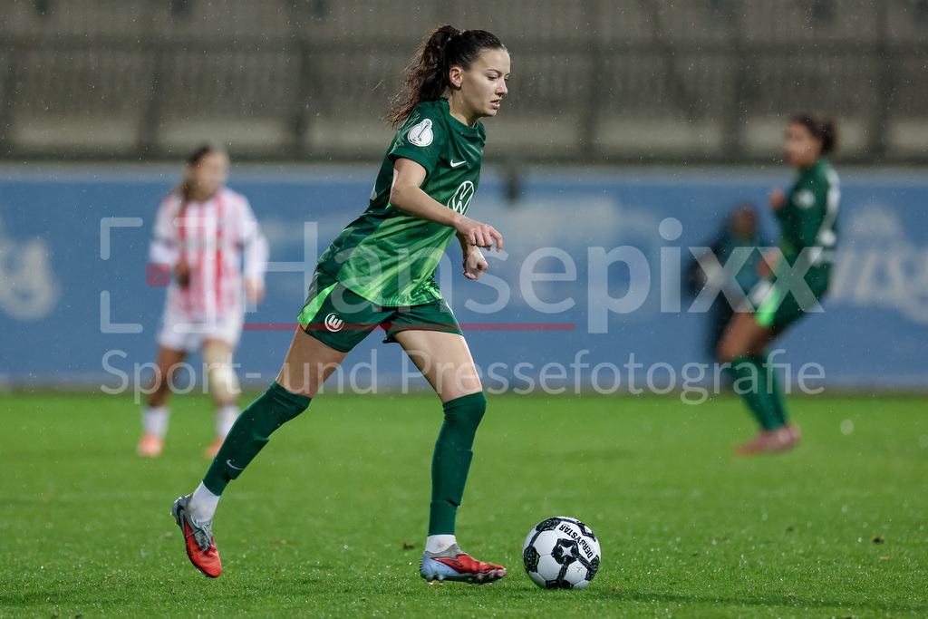 Fussball, DFB-Pokal Frauen, VfL Wolfsburg - SC Freiburg | Joelle Wedemeyer (VfL Wolfsburg, 24) am Ball, Einzelbild, Ganzkörper, Aktion, Action, Spielszene, DIE DFB-RICHTLINIEN UNTERSAGEN JEGLICHE NUTZUNG VON FOTOS ALS SEQUENZBILDER UND/ODER VIDEOÄHNLICHE FOTOSTRECKEN. DFB REGULATIONS PROHIBIT ANY USE OF PHOTOGRAPHS AS IMAGE SEQUENCES AND/OR QUASI-VIDEO.