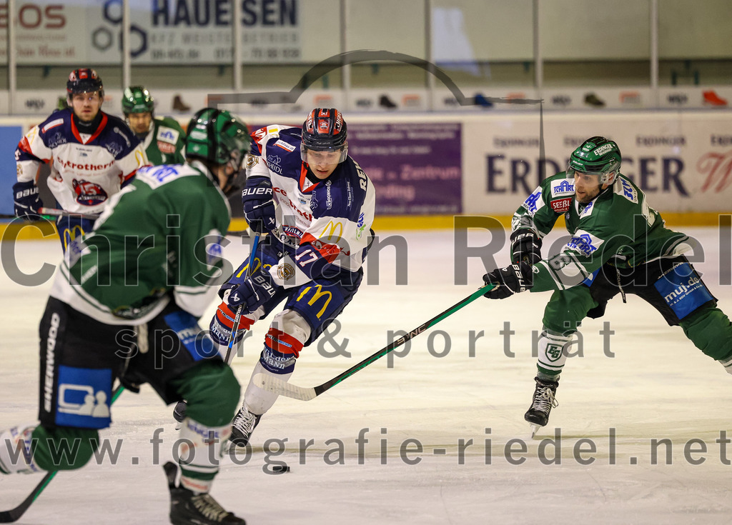 2024-01-05_053_TSV_Erding_gegen_VfE_Ulm-Neu-Ulm | Erding, Deutschland, 05.01.2024:
Eishockey, Bayernliga Vorrunde 2023 / 2024, 22. Spieltag, TSV Erding gegen VfE Ulm/Neu-Ulm, Endergebnis: 7:6

Michael Wirz (VfE Ulm/Neu-Ulm e. V., #17), Michael Trox (Erding Gladiators, #86)

Foto: Christian Riedel / fotografie-riedel.net