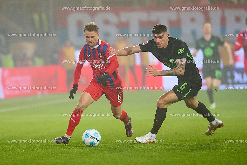 GER, 1. FC Heidenheim gegen VFL Wolfsburg, Fussball, 1. Bundesliga, 10. Spieltag, Spielzeit 2024/2025, 10.11.24 | Leonardo Weschenfelder Scienza (1. FC Heidenheim, #08) und Cedric Adrian Zesinger (VFL Wolfsburg, #05) im Zweikampf / Duell um den BallGER, 1. FC Heidenheim gegen VFL Wolfsburg, Fussball, 1. Bundesliga, 10. Spieltag, Spielzeit 2024/2025, 11.11.24.DFL REGULATIONS PROHIBIT ANY USE OF PHOTOGRAPHS AS IMAGESEQUENCES AND/OR QUASI-VIDEO.Foto: Eibner-Pressefoto/Gerald Oelze-de Stoppany