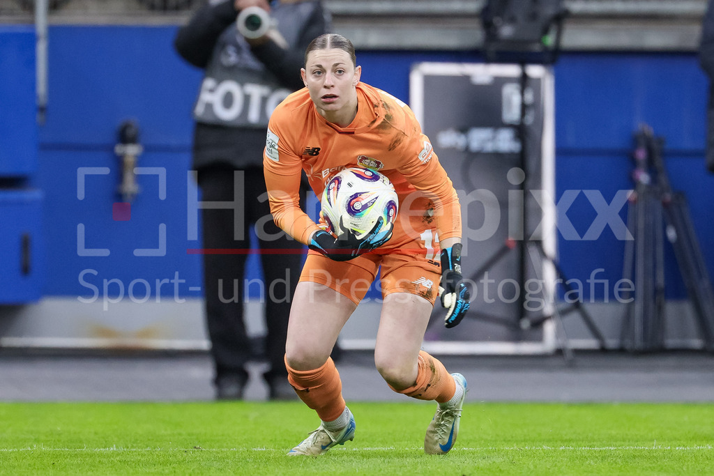 Fussball, Google Pixel Frauen-Bundesliga, Hamburger SV - Bayer 04 Leverkusen | Rafaela Borggräfe (Torhüterin, Torwart, Bayer 04 Leverkusen, 12) am Ball, Freisteller, Einzelbild, Ganzkörper, Aktion, Action, Spielszene, DIE DFB-RICHTLINIEN UNTERSAGEN JEGLICHE NUTZUNG VON FOTOS ALS SEQUENZBILDER UND/ODER VIDEOÄHNLICHE FOTOSTRECKEN. DFB REGULATIONS PROHIBIT ANY USE OF PHOTOGRAPHS AS IMAGE SEQUENCES AND/OR QUASI-VIDEO.