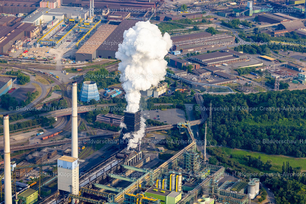 Luftbild Duisburg-5393 | Luftbildfotografie Rauchwolkenbildung aus den Schloten der Abgastürme " Kokerei Schwelgern " an der Straße Alsumer Steig im Ortsteil Marxloh in Duisburg im Ruhrgebiet im Bundesland Nordrhein-Westfalen - Realisiert mit Pictrs.com
