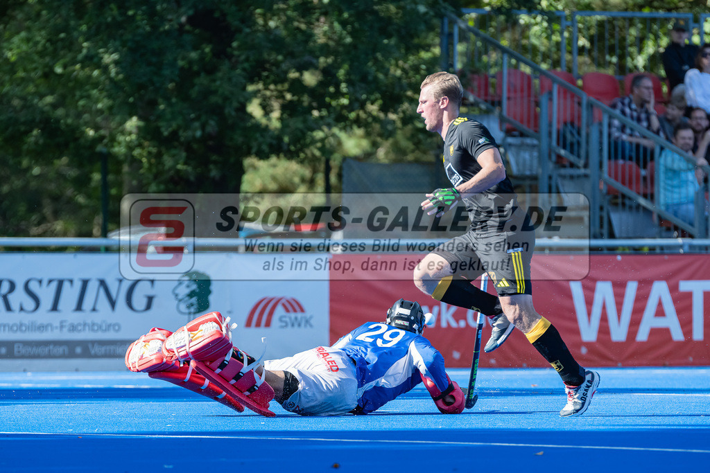 HK_20231001_105010 | 1.Bundesliga Herren Crefelder HTC - Harvestehuder THC am 1.10.2023 CHTC, Krefeld , Joshua Onyekwue Nnaji Torwart ( Crefelder HTC #29 ) , Körper Michael ( Harvestehuder THC #9 )